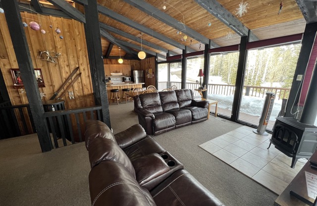 Classic Chalet on free shuttle route-fireplace, hot tub and sauna.nn5 Bedrooms