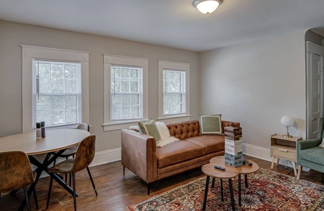 Classic & Charming Entire Home in Greensboro 1 Mile From Downtown. FREE WIFI.