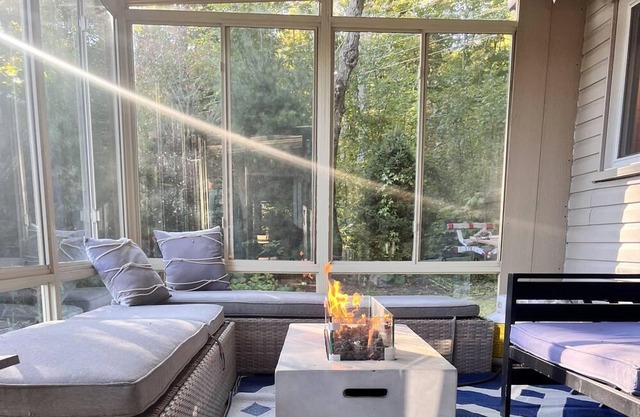 Classic cottage with hottub on Trent Severn waterway near Bobcaygeon