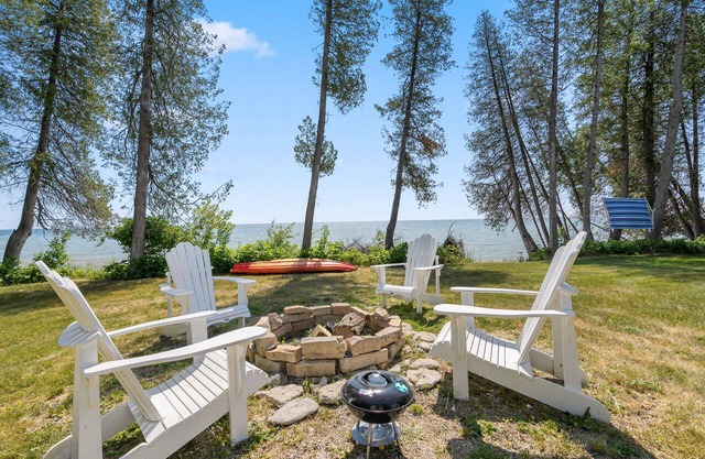 Classic Door County Cottage on Lake Michigan + Great for Families