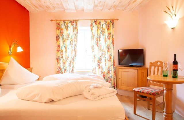 Classic Double Room, Shower, Toilet - Hotel Försterhof, lebe pur gmbh.