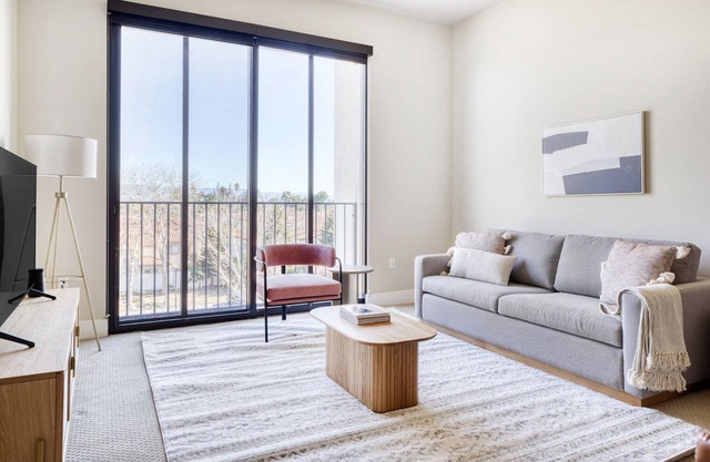 Classic Santana Row 1BR w/Gym & Lounge, highway access, by Blueground