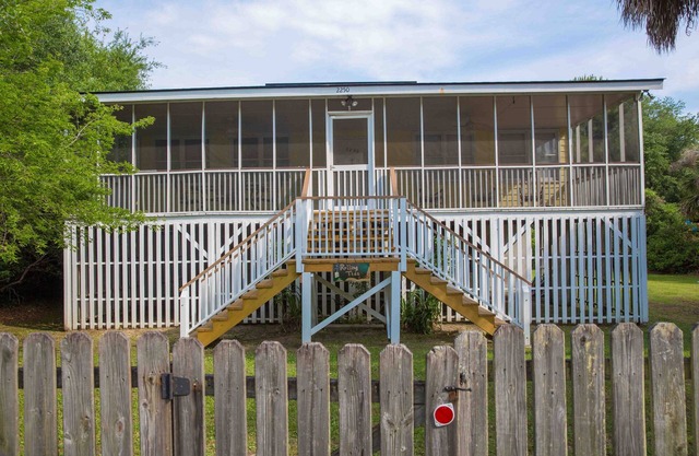 Classic Style Sullivan's Island house - Very Charming! 1 block to beach & walk to fabulous dining!
