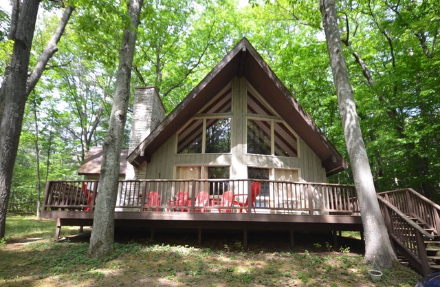 Classic "up north" Big Glen cottage nestled by trees. Pet friendly.