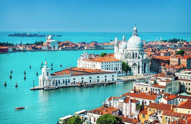 Classic Venetian Elegance: Grand Canal Apartment in Palazzo Querini