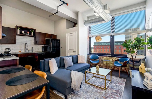 Classy 2BR Parking, Rooftop Near Arrowhd & TMobile