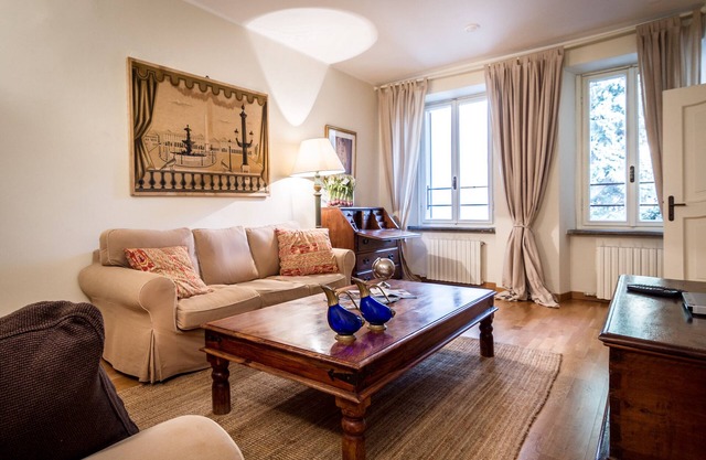 Classy apartment with terrace few steps from the lake