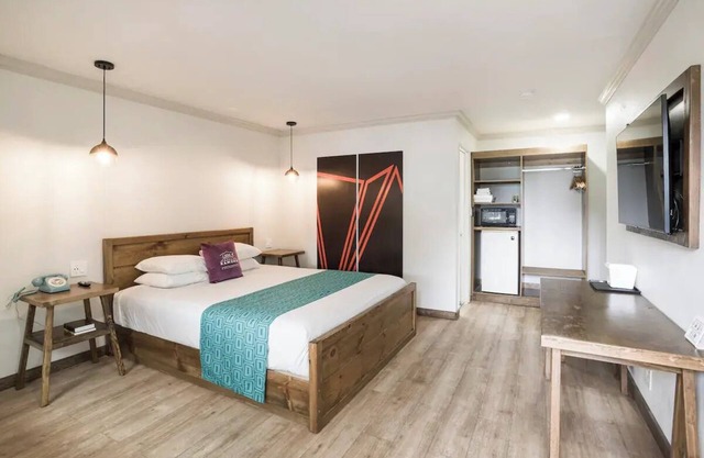 Clean 1 King Bed Room in Ramona Wine Country