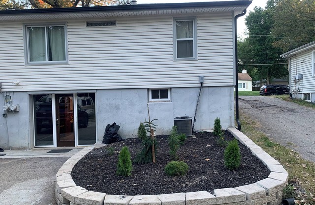 CLEAN AND COZY HOME JUST MINUTES FROM DOWNTOWN OVERLAND PARK