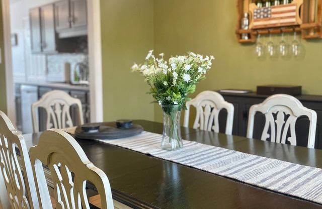 Clean and Cozy, Private Retreat with Huge Backyard