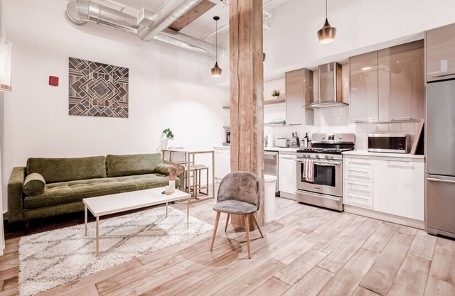 Clean, Art Deco 1000sqft Condo Downtown + Gated Parking