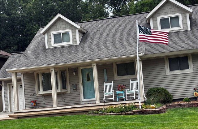 CLEAN ~Lake Michigan Sandy Beach Access~ Pet Friendly ~ Hot tub ~ Sleeps 10