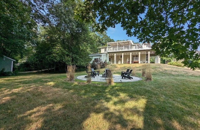 Clean, light filled 4br house on Greenhill pond