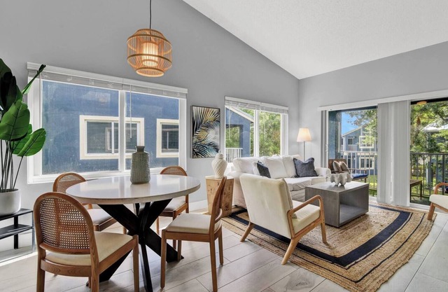 Clean, modern and bright 2 bedroom, 2 bath in West Boca