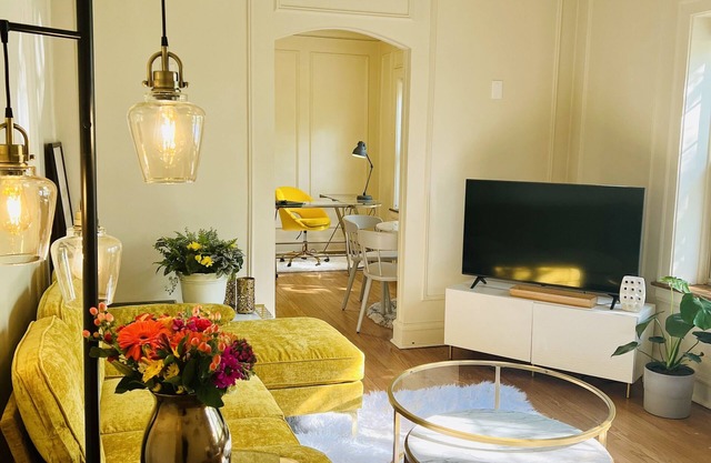 Clean, Quiet, Secure, with Beautiful Park Views - 1 bedroom plus den in Rivinia