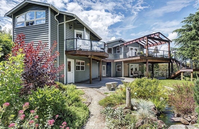 Clean spacious home in Kenmore with fun perks!