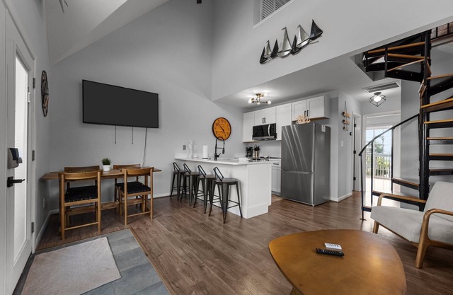 Clean & Updated! Steps from the Beach. Dogs Welcome. Grill & Beach Gear