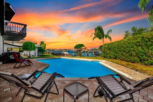 Clearwater Beach Waterfront Modern Villa 4BD 2BIG OPEN LOFT 4BT with Pool Boat Deck Sleep 15