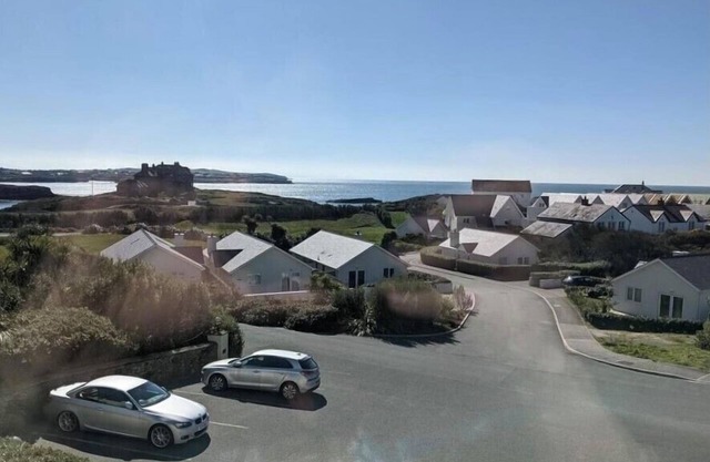 Cliff Apartment- sea views, close to the beach