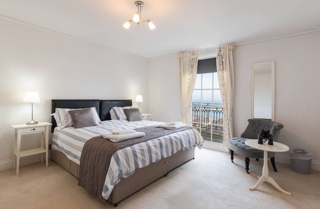 Cliffhanger, Cowes. Stunning period property with fabulous sea views, sleeps 10