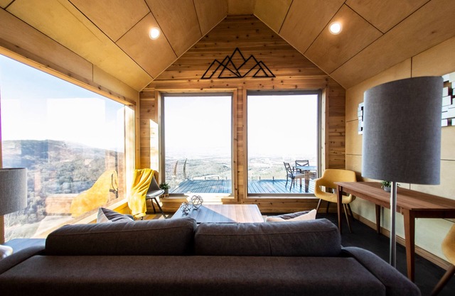 Cliffside bungalow with panoramic mountain views