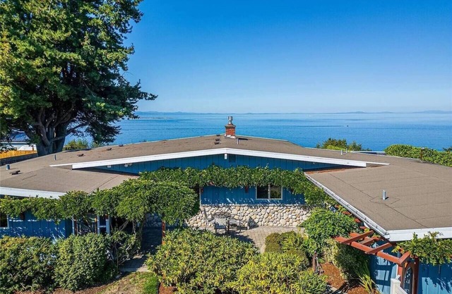 Cliffside Rest, w/Oceanfront Views near Olympic National Park + Jacuzzi & Grill