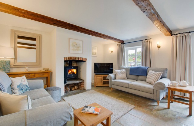 Clock Cottage - Two Bedroom House, Sleeps 4