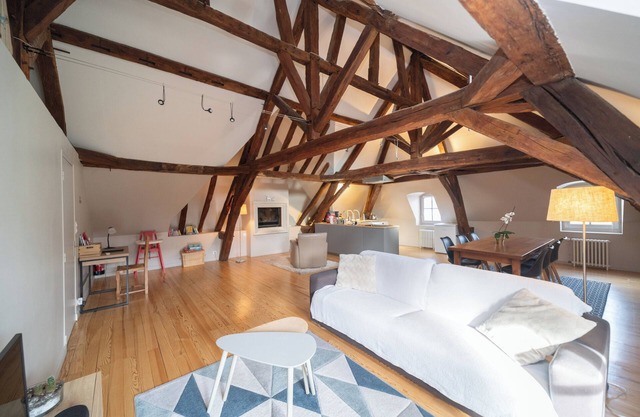 Clos St Eusèbe, 4-star furnished apartment in the heart of town.