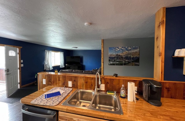 Close to airport cozy cabin style home sleeps 6