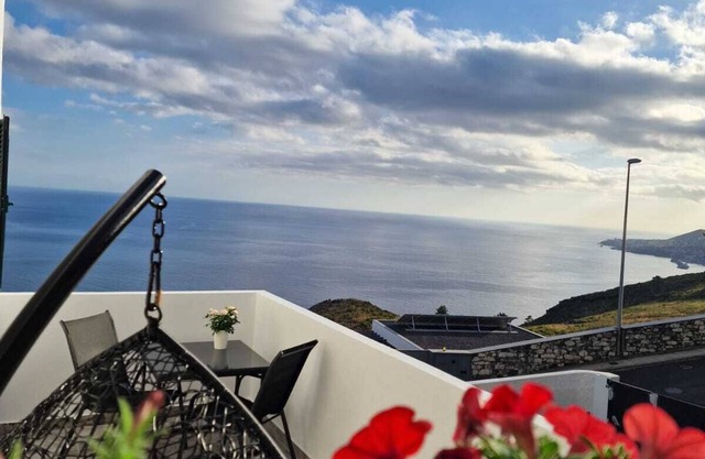 Close to Funchal, Cozy Apartment with Large Southwest Terrace for Chilling
