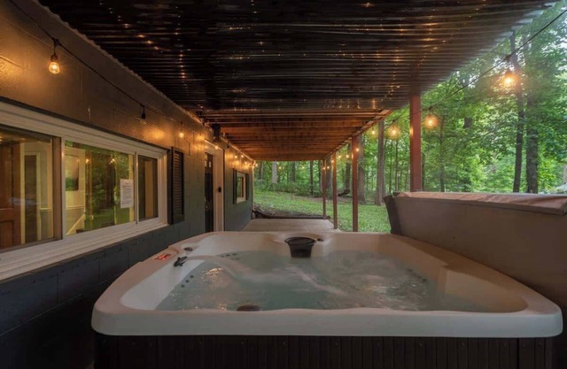 Close to Hiking | Hot Tub | Fire Pit | Pets OK