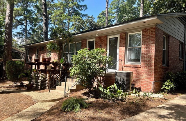 CLOSE TO HOSPITALS & NORTON ART GALLERY-LUXURY 3 BEDROOM/2 BATH HOME W/BIG YARD