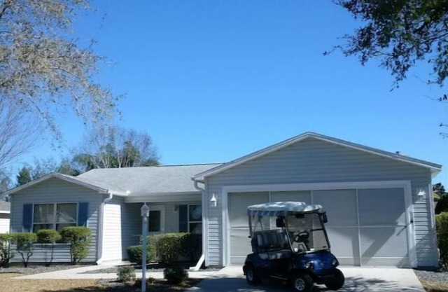 Close to Lake Sumter Landing with Golf Cart!