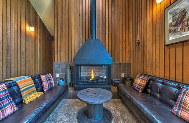 Close to Main St | Vintage Ski-In Cabin | Huge Deck