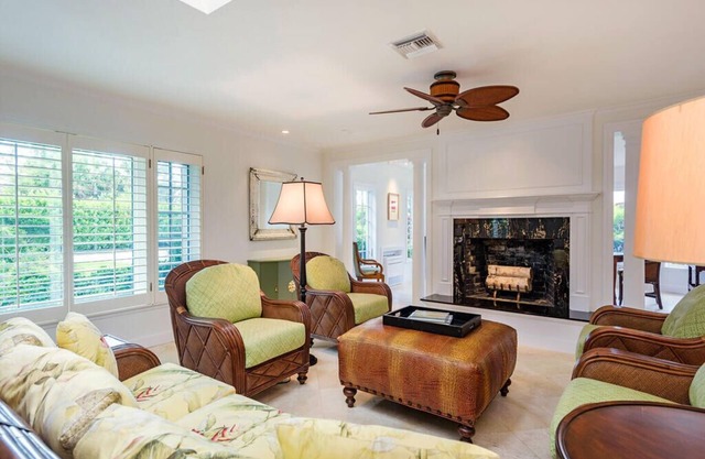 Close to Naples Beach and downtown 5 bedroom/5 bath pool home with pool cabanan