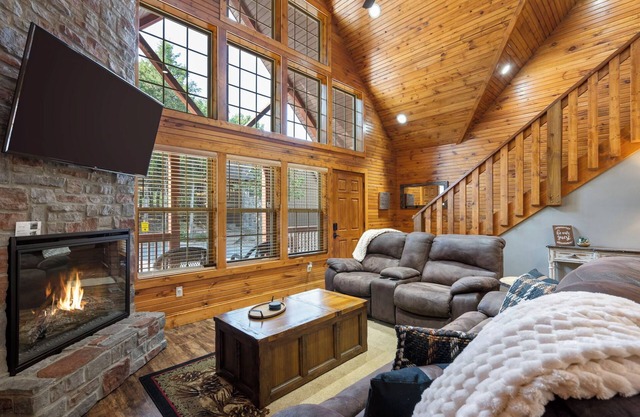 Close to Outdoor Pool, Jetted Tub, Rustic Lodge!