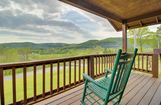 Close to River & Hiking: Cabin in Mountain View