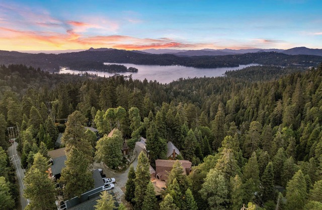 Close to Skypark/Santa's village.Cozy mountain house/pool table/foosball table.