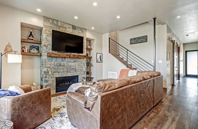 Close to Slopes | WiFi | Hot Tub | Valley View Villa 8