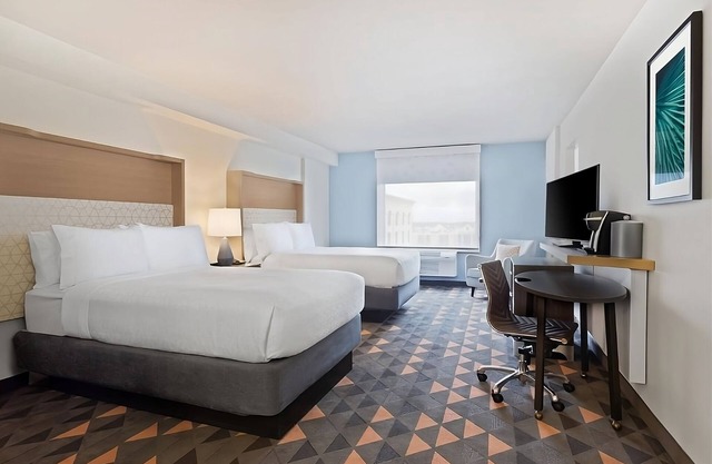 Close to Top Attraction in Town! Family-friendly Room w/2 Double Beds, Parking