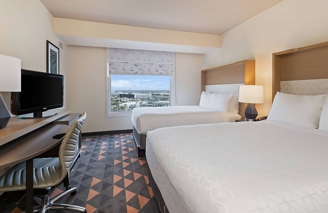 Close to Universal Studio! 2 Family-friendly Rooms, Onsite Parking, Pool!