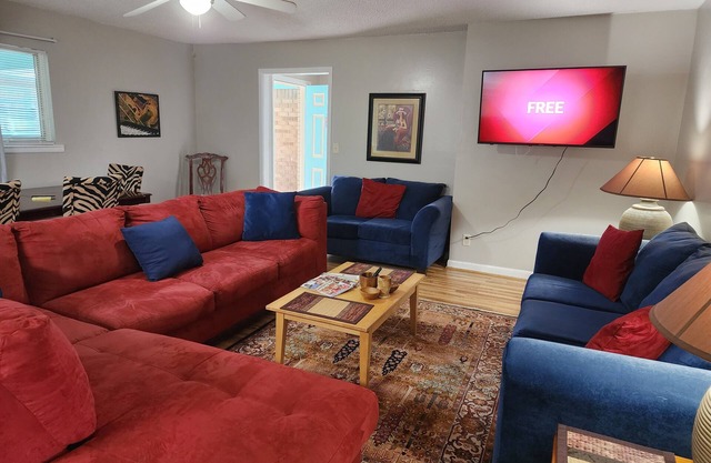 Close to Wahoos stadium, Pensacola Bay Center, Palafox Restaurants & Markets.