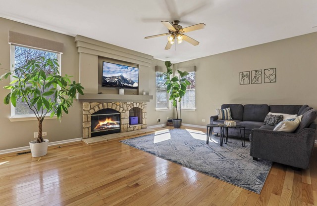 Cloud 9 : 4Br, Pool, Fully Fenced!