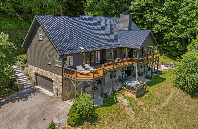 Cloud Nine | Private 40-Acre Mountaintop w/Hot Tub, Theater & Biltmore Pass