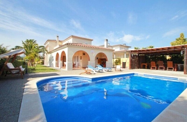 Club Villamar - Charming villa with wifi, lovely garden with large swimming pool, children playgr.