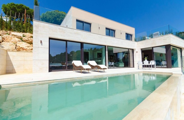 Club Villamar - Rosalicia is a luxurious villa with a private pool, located on a quiet street 80.