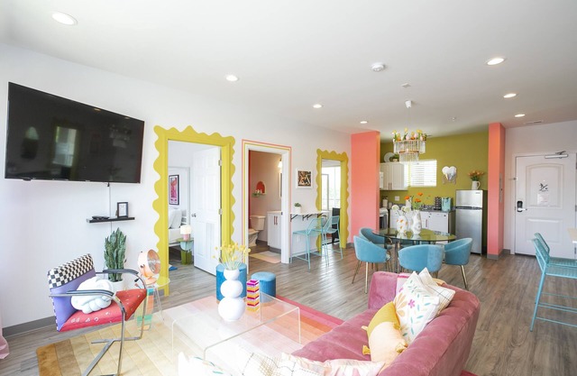 🎸🎇 CLUELESS HOME IN NASH-VEGAS! WALKABLE LOCATION!