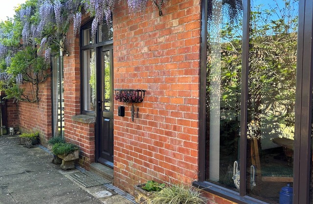 Coach House with walled garden, spacious in Kent countryside on small holding