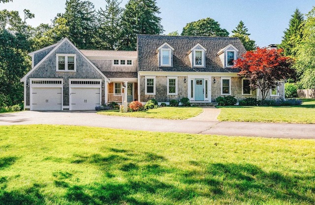 Coastal 4-bedroom house with AC and WiFi in Sandwich, 1 mile to the beach!