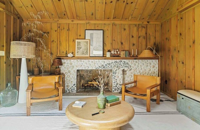 Coastal Beach Cabin, Hot Tub & Walk to Shops!